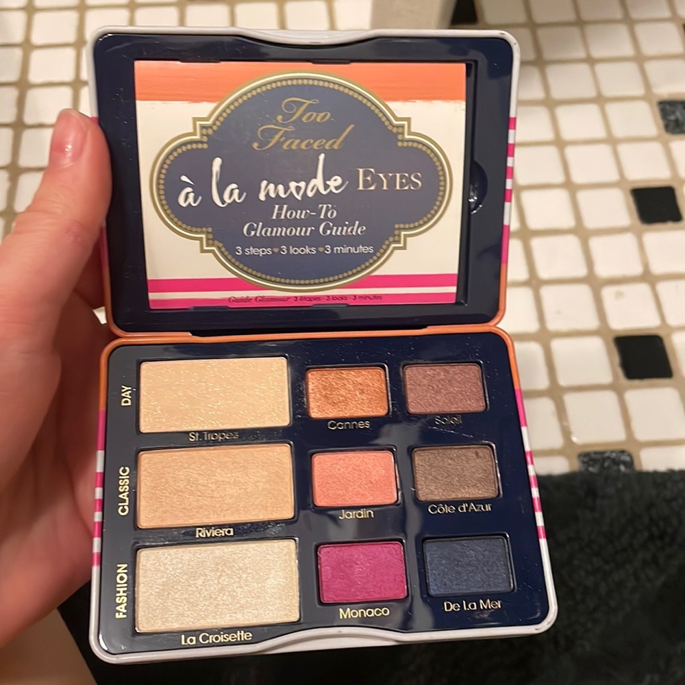 A la mode - too faced eyeshadow palette
